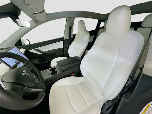 Used 2022 Tesla Model Y Long Range image 13