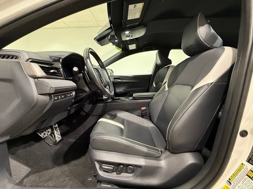 Used 2025 Toyota Camry SE FWD image 12