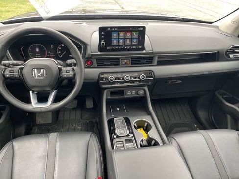 Used 2025 Honda Pilot Touring image 3