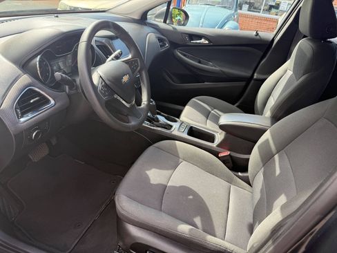 Used 2017 Chevrolet Cruze LT w/ Convenience Package FWD image 9