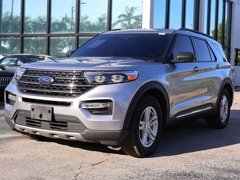 Used 2023 Ford Explorer XLT w/ Equipment Group 202A image 6