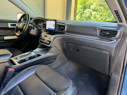 Used 2022 Ford Explorer XLT w/ Equipment Group 202A AWD/4WD image 11