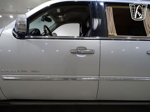 Used 2011 Cadillac Escalade ESV Premium image 30