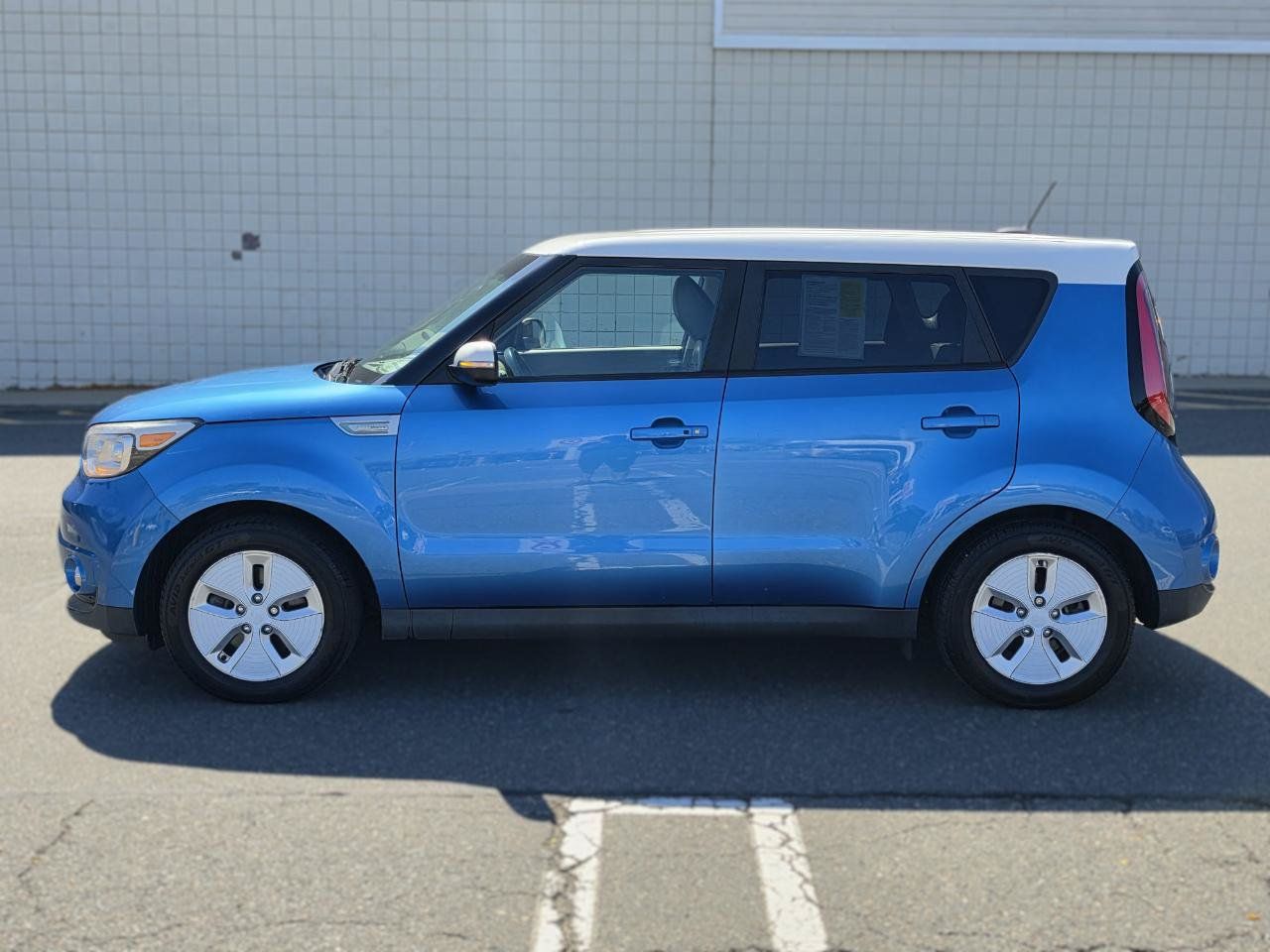 Used 2016 Kia Soul EV + FWD image 4