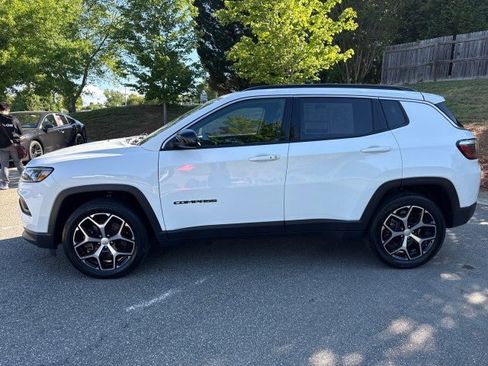 Used 2024 Jeep Compass Latitude AWD/4WD image 4