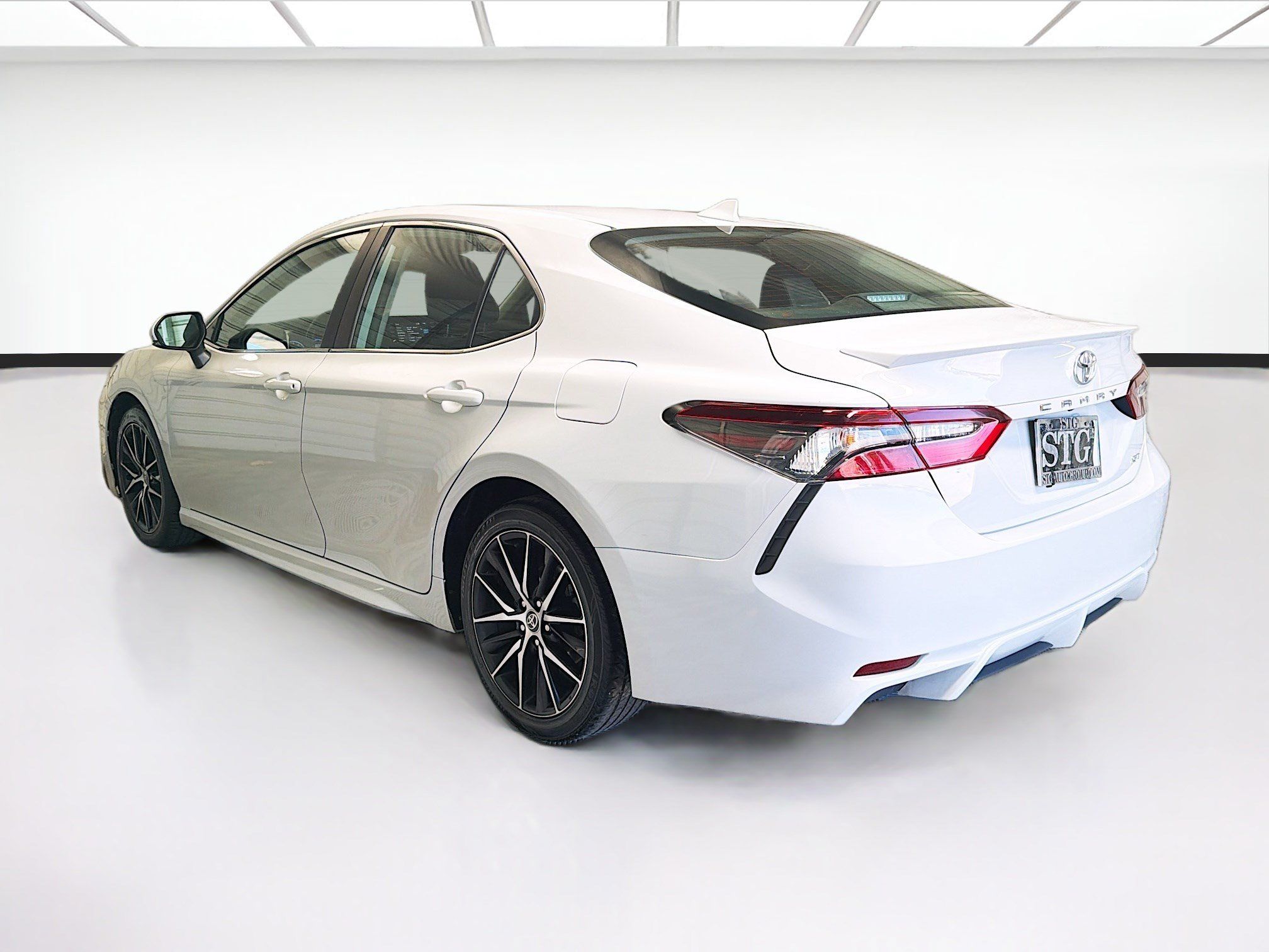Used 2022 Toyota Camry SE FWD image 6
