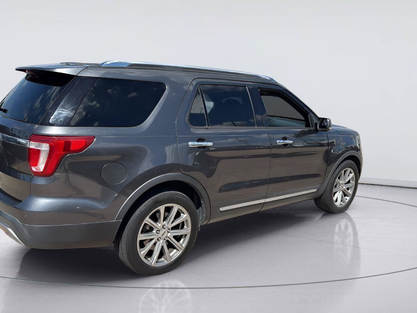Used 2017 Ford Explorer Limited FWD image 2
