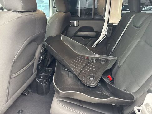 Used 2019 Jeep Wrangler Unlimited Sahara w/ Uconnect 4C Nav & Sound Group AWD/4WD image 11