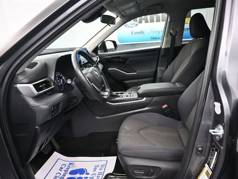 Used 2024 Toyota Highlander LE image 14