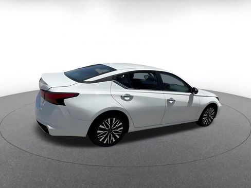 Used 2025 Nissan Altima 2.5 SV FWD image 12