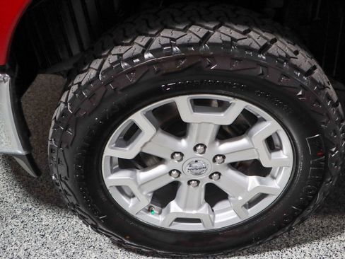 Used 2017 Nissan Titan SV AWD/4WD image 11