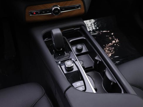 Used 2025 Volvo XC90 B6 Plus w/ Protection Package Premier AWD/4WD image 17