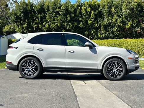 Certified 2025 Porsche Cayenne AWD/4WD image 9