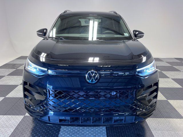 New 2026 Volkswagen Tiguan SE R-Line FWD image 2