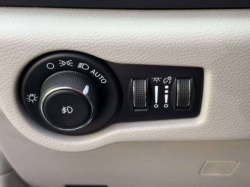 Used 2019 Chrysler Pacifica Touring-L Plus w/ Advanced Safetytec Group FWD image 31