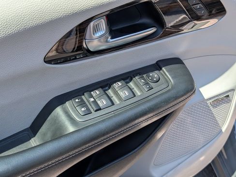Used 2022 Chrysler Pacifica Limited FWD image 14