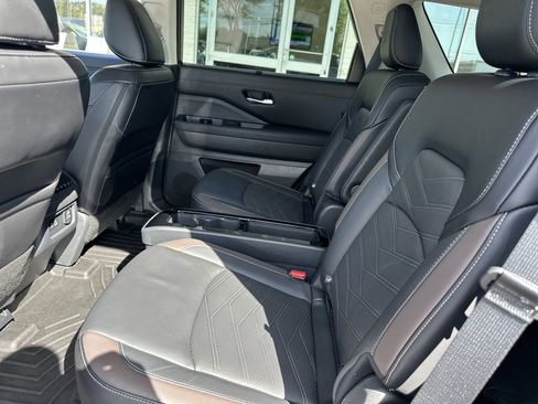Used 2024 Nissan Pathfinder Platinum image 12
