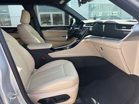 Used 2025 Jeep Grand Cherokee Limited w/ Black Appearance Package image 28