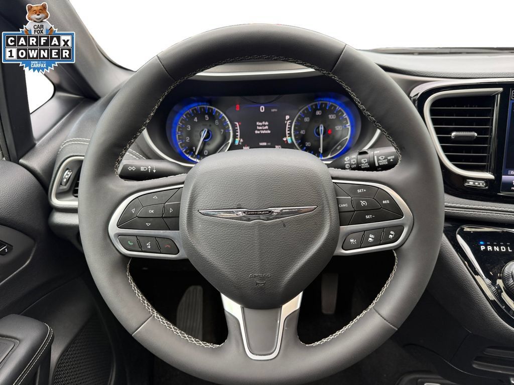 Used 2025 Chrysler Pacifica Select AWD/4WD image 12