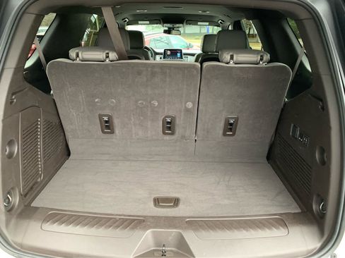 Used 2023 GMC Yukon SLT w/ SLT Luxury Package image 6