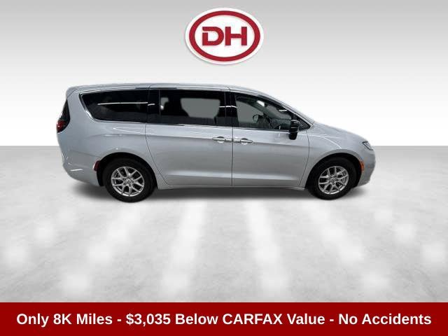 Used 2024 Chrysler Pacifica Touring-L FWD image 2