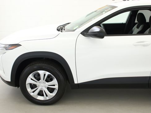 Used 2024 Chevrolet Trax LS w/ Driver Confidence Package FWD image 4