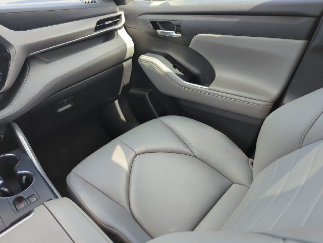 Used 2022 Toyota Highlander XLE FWD image 29