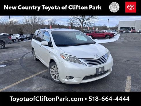 Used 2017 Toyota Sienna Limited image 1