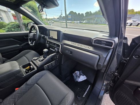 Used 2025 Toyota Tacoma SR AWD/4WD image 14