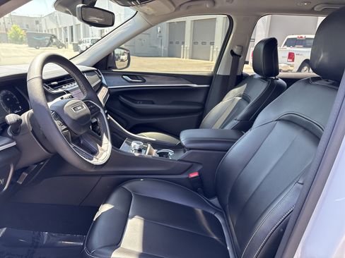 Used 2024 Jeep Grand Cherokee Limited w/ Black Appearance Package image 17