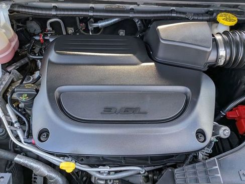 Used 2023 Chrysler Pacifica Limited FWD image 34