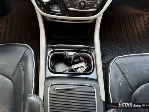 Used 2023 Chrysler Pacifica Limited FWD image 16