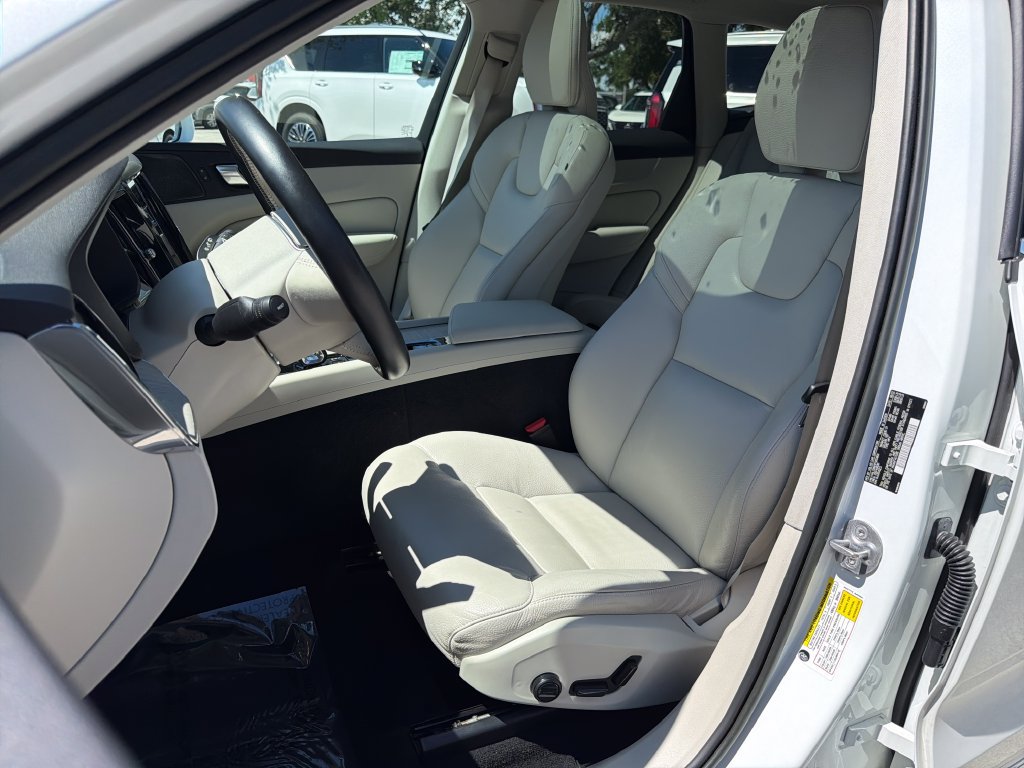 Used 2023 Volvo XC60 B5 Plus AWD/4WD image 30