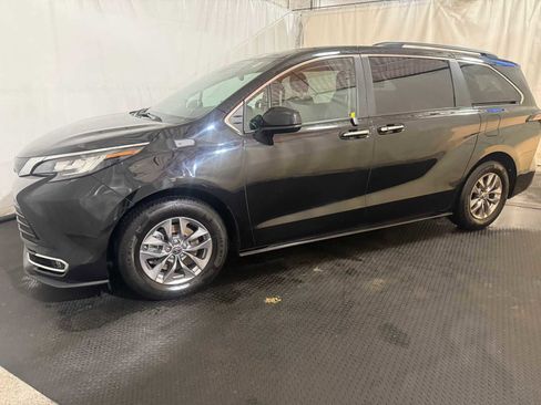 Certified 2023 Toyota Sienna XLE image 2