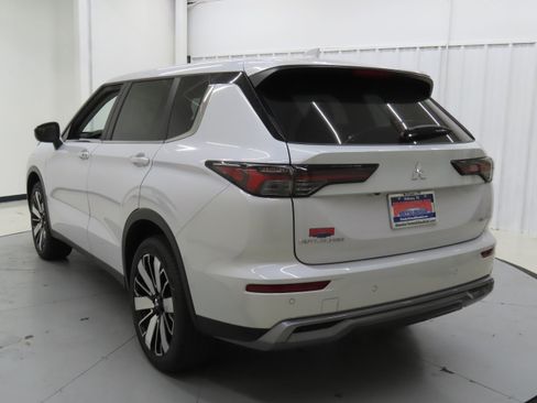 New 2025 Mitsubishi Outlander SE image 5