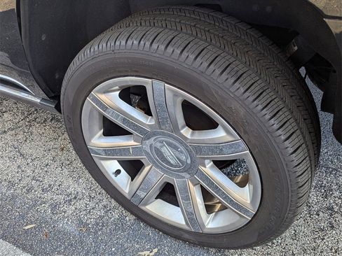 Used 2019 Cadillac Escalade Premium Luxury image 17