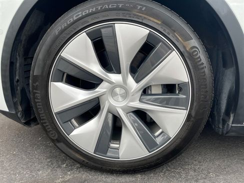 Used 2022 Tesla Model Y Long Range AWD/4WD image 34