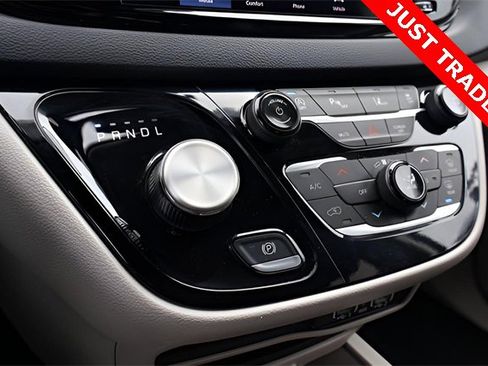 Used 2024 Chrysler Pacifica Touring-L image 38