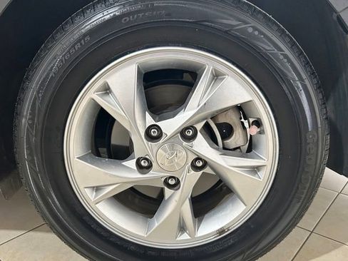 Used 2023 Hyundai Elantra SE FWD image 9