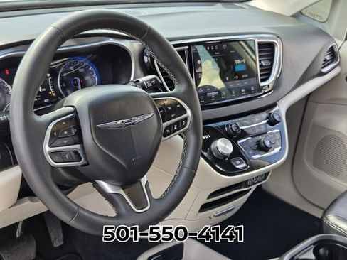 Used 2024 Chrysler Pacifica Touring-L FWD image 8