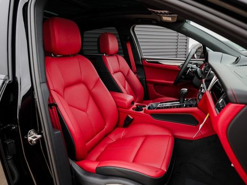 Certified 2026 Porsche Macan Turbo AWD/4WD image 29