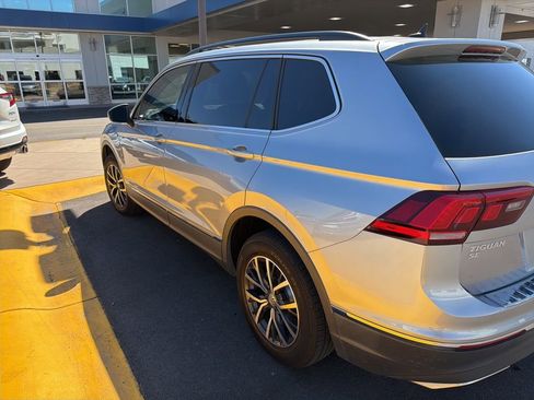 Used 2020 Volkswagen Tiguan SE w/ Panoramic Sunroof Package image 9