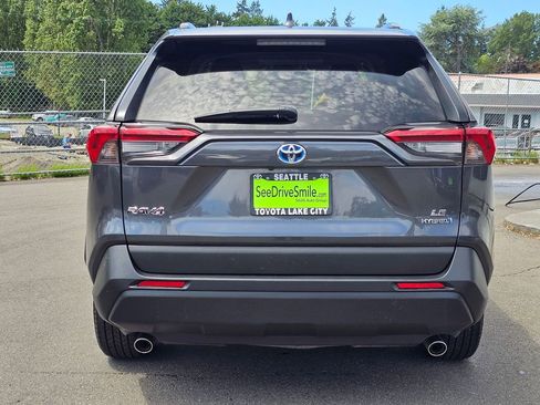 Used 2019 Toyota RAV4 LE w/ Carpet Mat Package AWD/4WD image 6