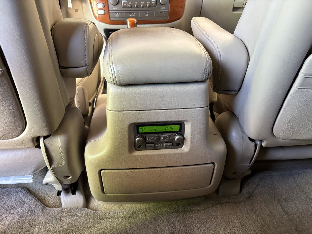 Used 2004 Lexus LX 470 4WD w/ Preferred Accessory Pkg image 24