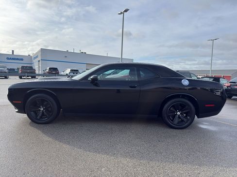 Used 2016 Dodge Challenger SXT image 7
