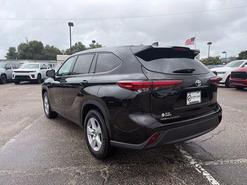 Used 2021 Toyota Highlander L FWD image 4