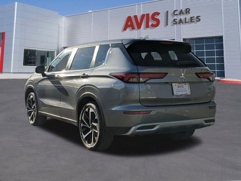 Used 2024 Mitsubishi Outlander SE image 3