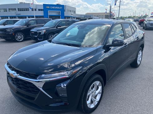 Used 2026 Chevrolet Trax LS w/ LS Convenience Package FWD image 3
