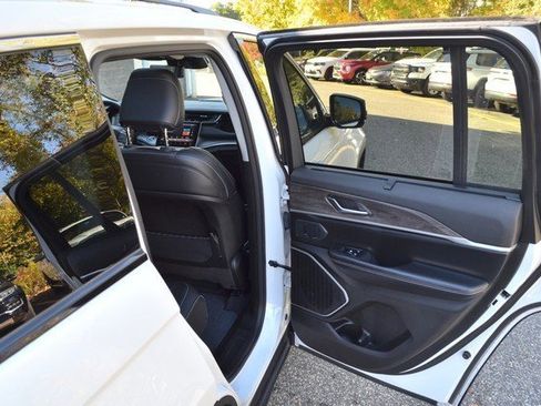 Used 2023 Jeep Grand Cherokee 4WD 4xe w/ Luxury Tech Group II image 37