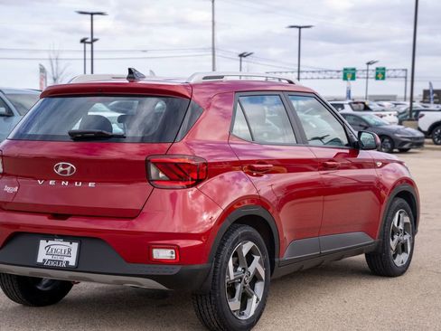 Certified 2022 Hyundai Venue SEL image 7